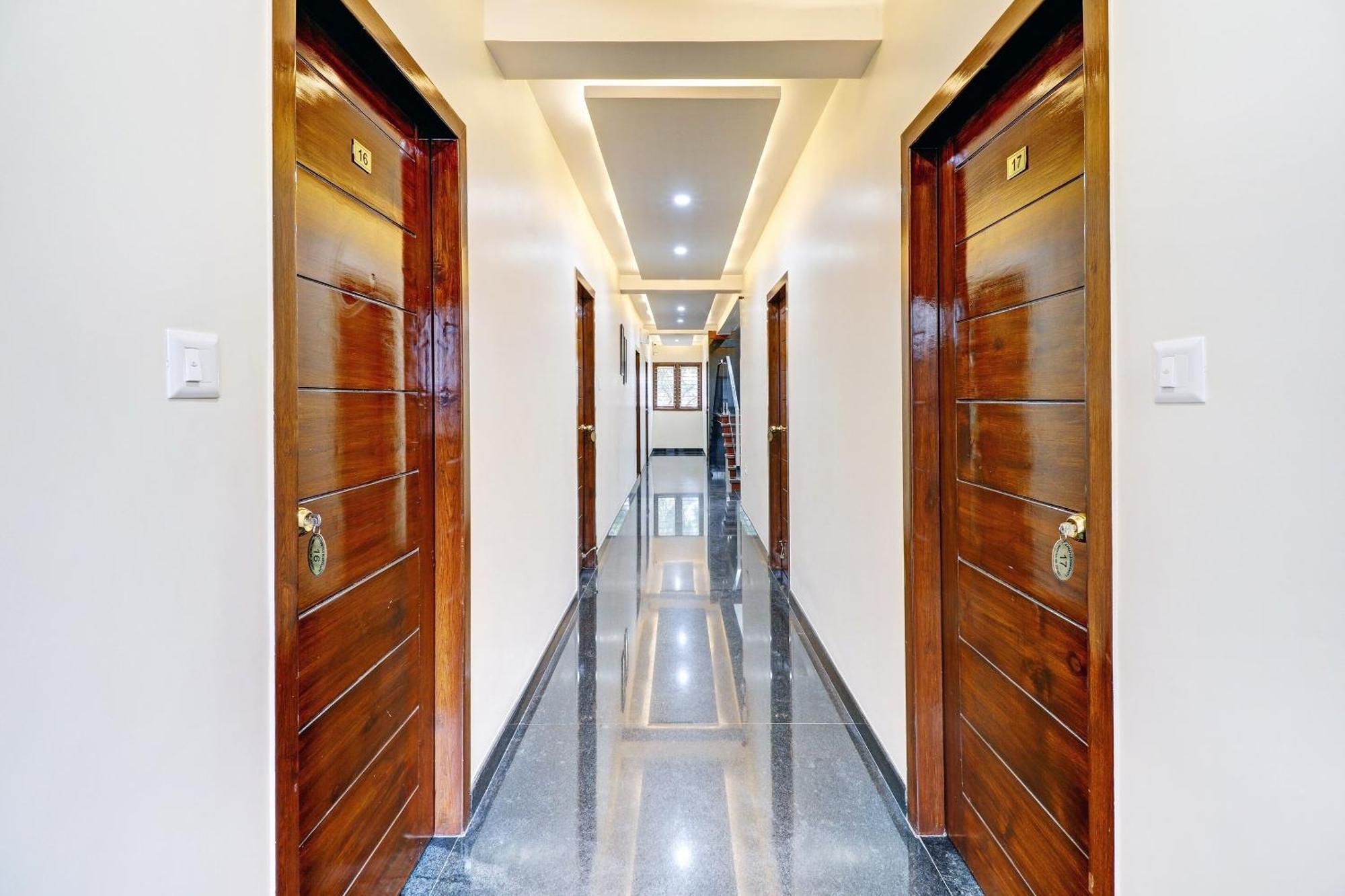 Capital O R R Residency Hotel Бангалор Екстериор снимка