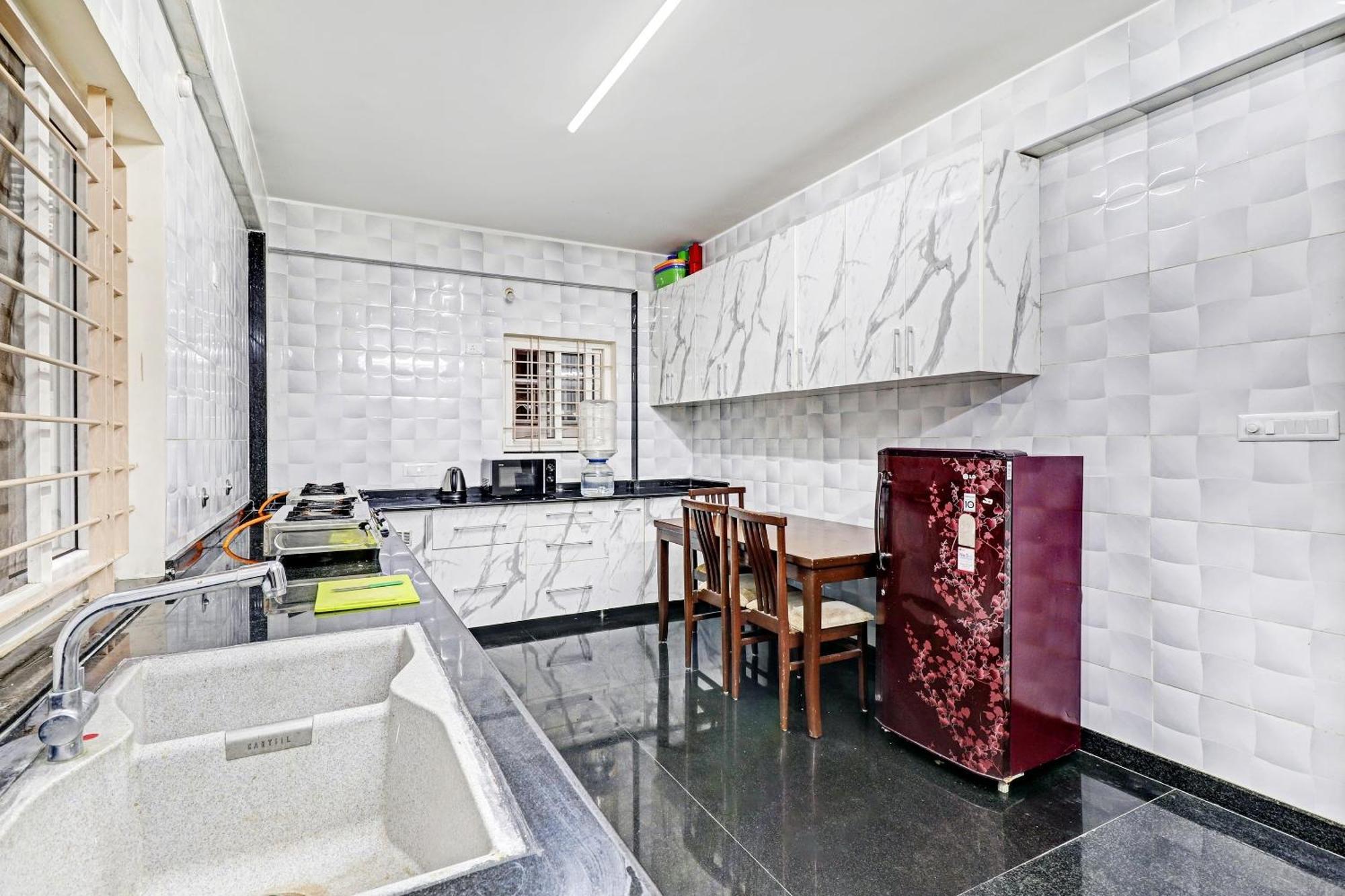 Capital O R R Residency Hotel Бангалор Екстериор снимка
